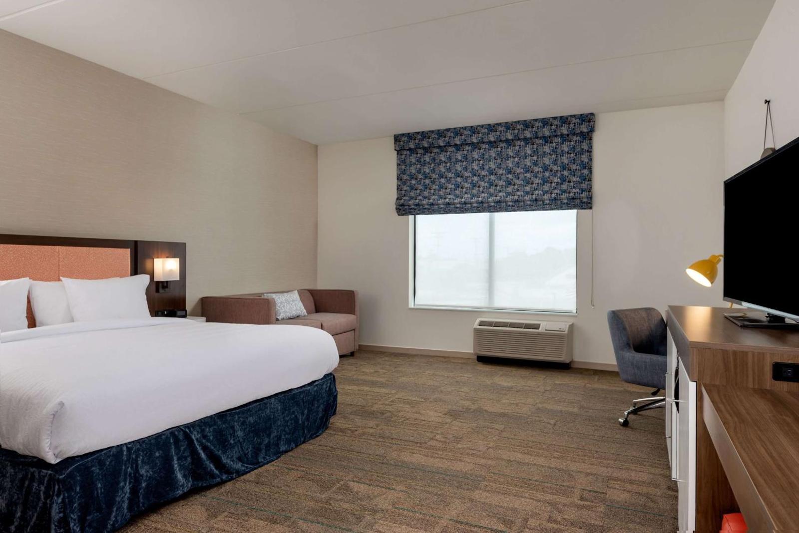 Hampton Inn Baltimore Bayview Campus Main image 1
